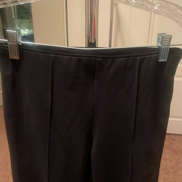 Athleta crop pants in excellent pre owned condition. - Picture 4 of 8